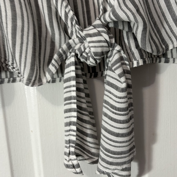 Windsor brand tie front top. Size Small - Picture 3 of 3